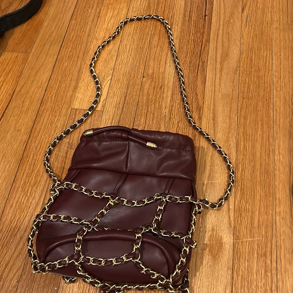 Burgundy crossbody bucket bag with gold chain